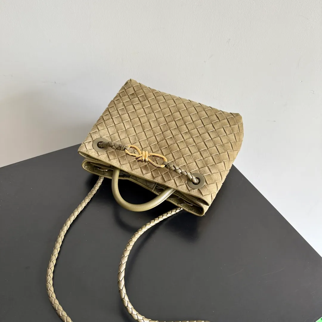 The 2023 new Andiamo batch of 1960 BV has been shipped‼ ️Really popular🔥The new Andiamo woven handbag launched by Bottega Veneta this season is really popular all over the world! ! Celebrities at home and abroad have worn it, and Oscar-winning actress Michelle Yeoh has taken it out on the street. Song Jia, Trai Yara, Yu Feihong, Sanji Ayaka, Rosie Hunting-Whiteley, Yoshioka Riho, etc. have all picked up this bag. It is classic and versatile, showing off its temperament, and the bag capacity is also large, which is very convenient for daily commuting! ! A variety of carrying methods, the shoulder straps can be adjusted by yourself, the original lambskin feels soft and delicate, and the neutral style is created to break gender boundaries and bring a more practical and longer-lasting use experience. Andiamo, which has both elegant and casual styles, perfectly interprets the true appearance of "fashionable old money style". Style number: 743568 (suede) Size: 25*22*10.5cm